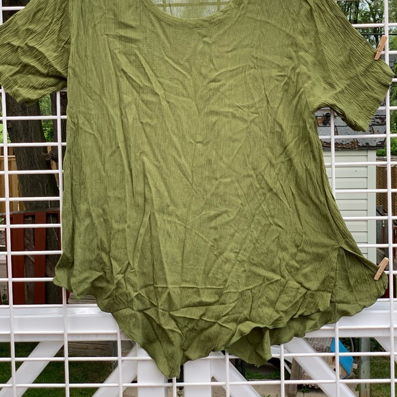Woman’s green scoop neck tee - Picture 2 of 4